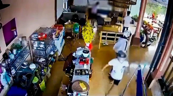 Triệu tập 11 người liên quan vụ thiếu niên bị chém tử vong ở quán cà phê Triệu tập 11 người liên quan vụ thiếu niên bị chém tử vong ở quán cà phê