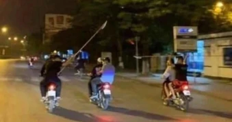 Triệu tập 16 đối tượng mang dao phóng lợn, hò hét náo loạn đường phố