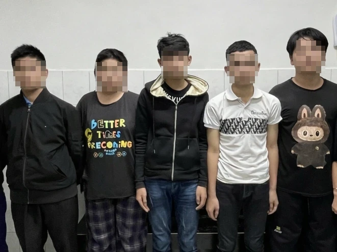 Triệu tập 5 thanh thiếu niên đánh nhau trước cổng trường ở TPHCM Triệu tập 5 thanh thiếu niên đánh nhau trước cổng trường ở TPHCM