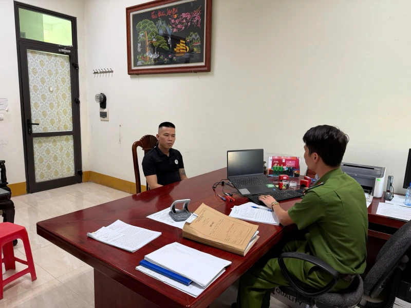 Triệu tập đối tượng hành hung lái xe tải giao hàng trong trường mầm non Triệu tập đối tượng hành hung lái xe tải giao hàng trong trường mầm non
