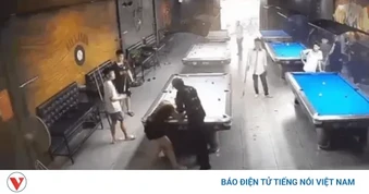 Triệu tập người đàn ông túm tóc, đánh phụ nữ tại quán bida ở Nghệ An