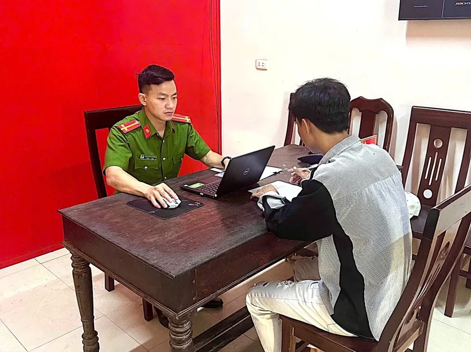 Triệu tập người đàn ông túm tóc, đánh phụ nữ tại quán bida ở Nghệ An Triệu tập người đàn ông túm tóc, đánh phụ nữ tại quán bida ở Nghệ An