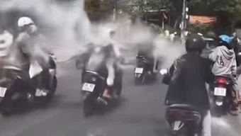 Triệu tập nhóm đối tượng chạy xe dàn hàng ngang, ném bột vào mặt người đi đường