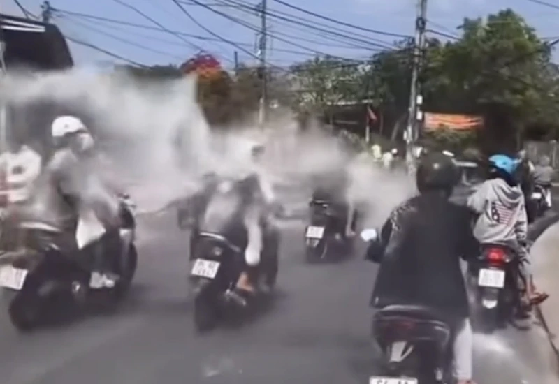 Triệu tập nhóm đối tượng chạy xe dàn hàng ngang, ném bột vào mặt người đi đường