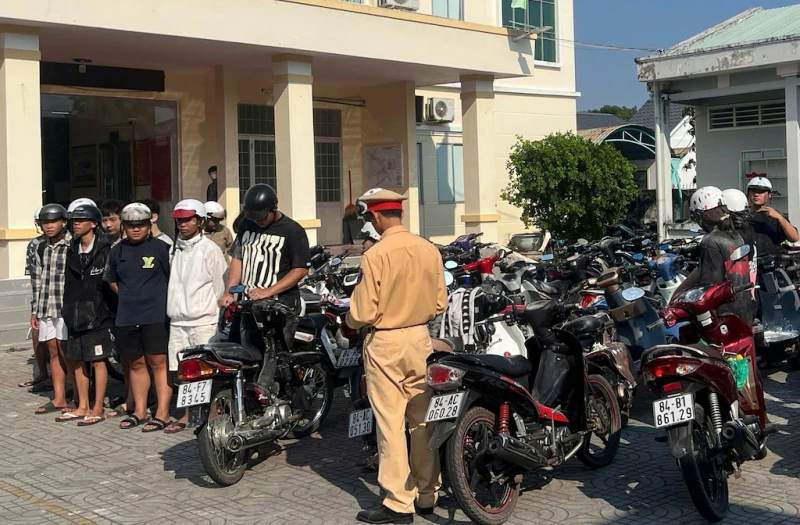 Triệu tập nhóm đối tượng chạy xe dàn hàng ngang, ném bột vào mặt người đi đường