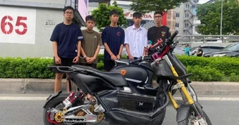 Triệu tập nhóm thanh niên “bốc đầu” xe trên phố Trường Chinh