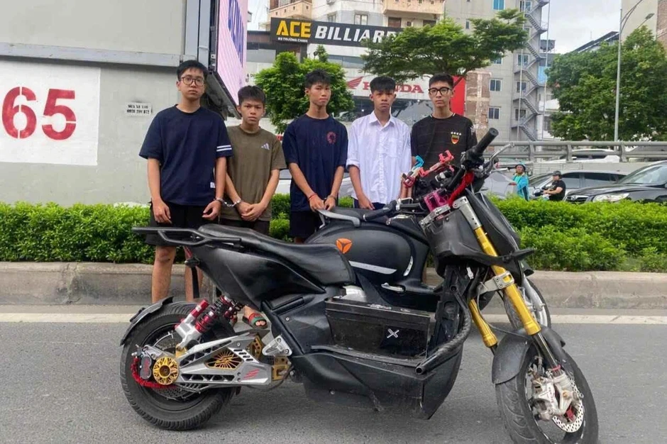 Triệu tập nhóm thanh niên “bốc đầu” xe trên phố Trường Chinh