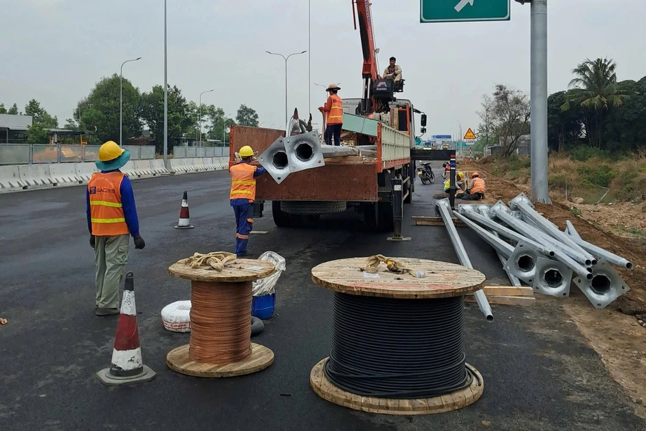 Trộm gần 6.000m cáp điện trên cao tốc Bến Lức - Long Thành qua Đồng Nai Trộm gần 6.000m cáp điện trên cao tốc Bến Lức - Long Thành qua Đồng Nai