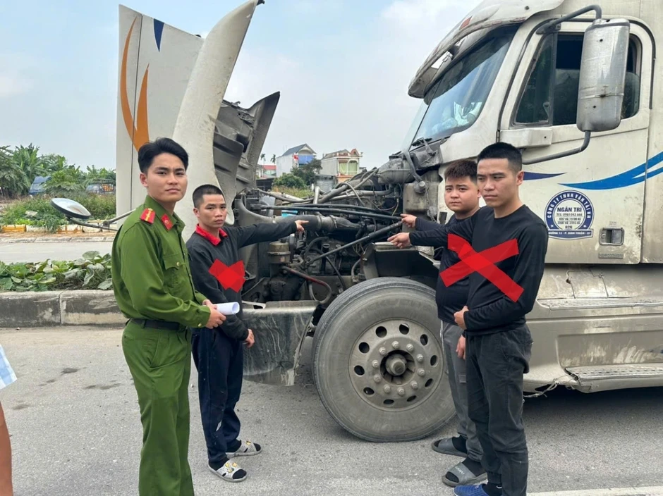 Trộm "hộp đen" xe container rồi bán lấy tiền tiêu xài