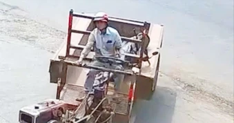 Trộm xe công nông mang về nhà sơn lại màu khác