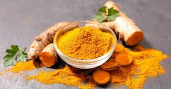 Trộn bột ngô, bột sắn và chất tạo màu để làm tinh bột nghệ giả