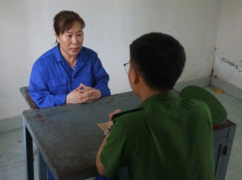 Trộn bột ngô, bột sắn và chất tạo màu để làm tinh bột nghệ giả Trộn bột ngô, bột sắn và chất tạo màu để làm tinh bột nghệ giả