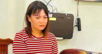 Trốn thi hành án tù, người phụ nữ bị áp giải vào trại giam