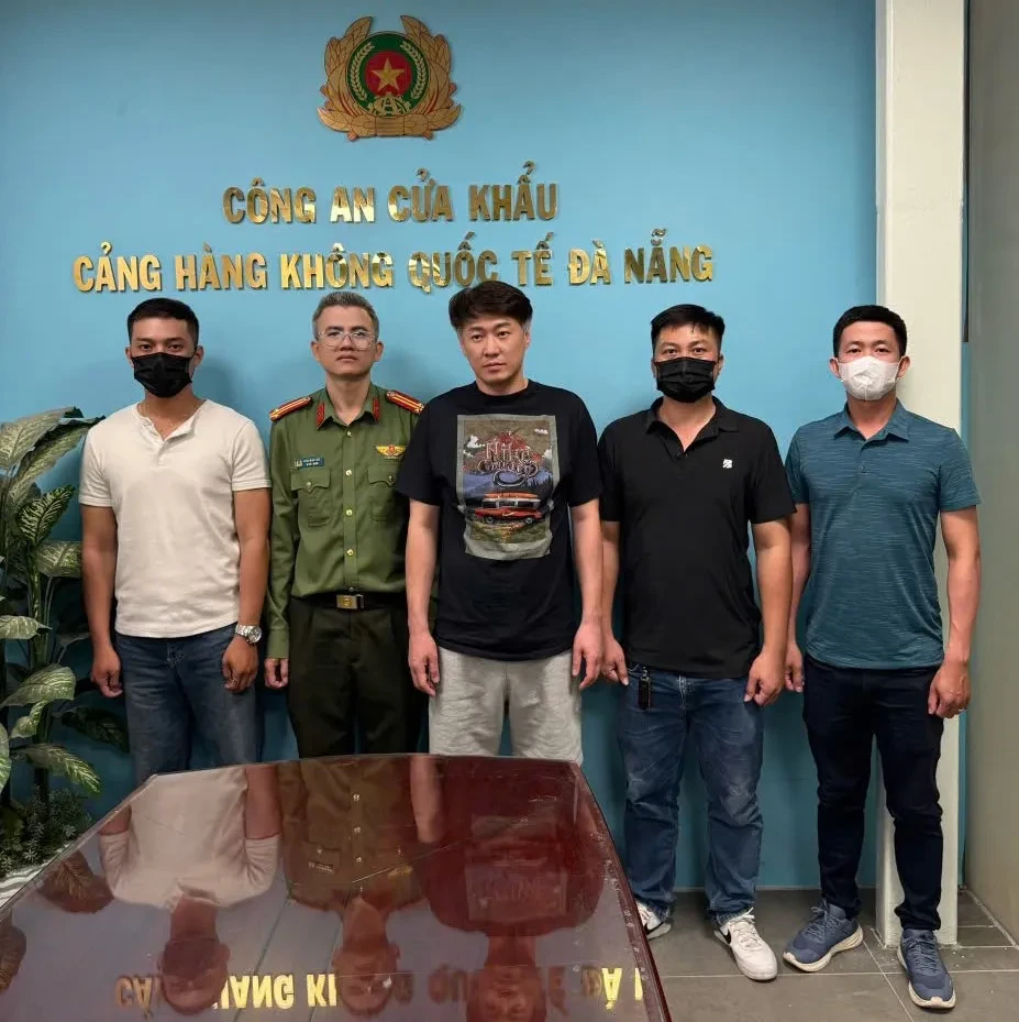 Trốn truy nã của Interpol, người đàn ông Hàn Quốc bị bắt tại Đà Nẵng Trốn truy nã của Interpol, người đàn ông Hàn Quốc bị bắt tại Đà Nẵng