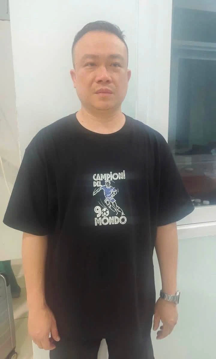 Trốn truy nã hơn 2 thập kỷ, Lê Minh Trí SN 1984 bị bắt giữ ngay khi vừa bước chân xuống sân bay quốc tế Tân Sơn Nhất Trốn truy nã hơn 2 thập kỷ, Lê Minh Trí SN 1984 bị bắt giữ ngay khi vừa bước chân xuống sân bay quốc tế Tân Sơn Nhất