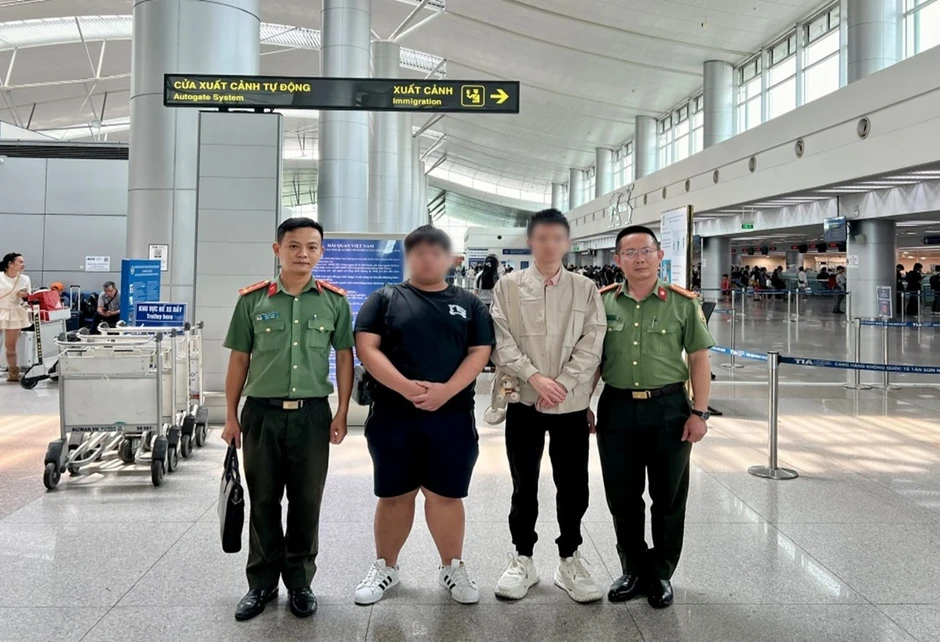 Trục xuất hai người Trung Quốc nhập cảnh trái phép vào Việt Nam Trục xuất hai người Trung Quốc nhập cảnh trái phép vào Việt Nam