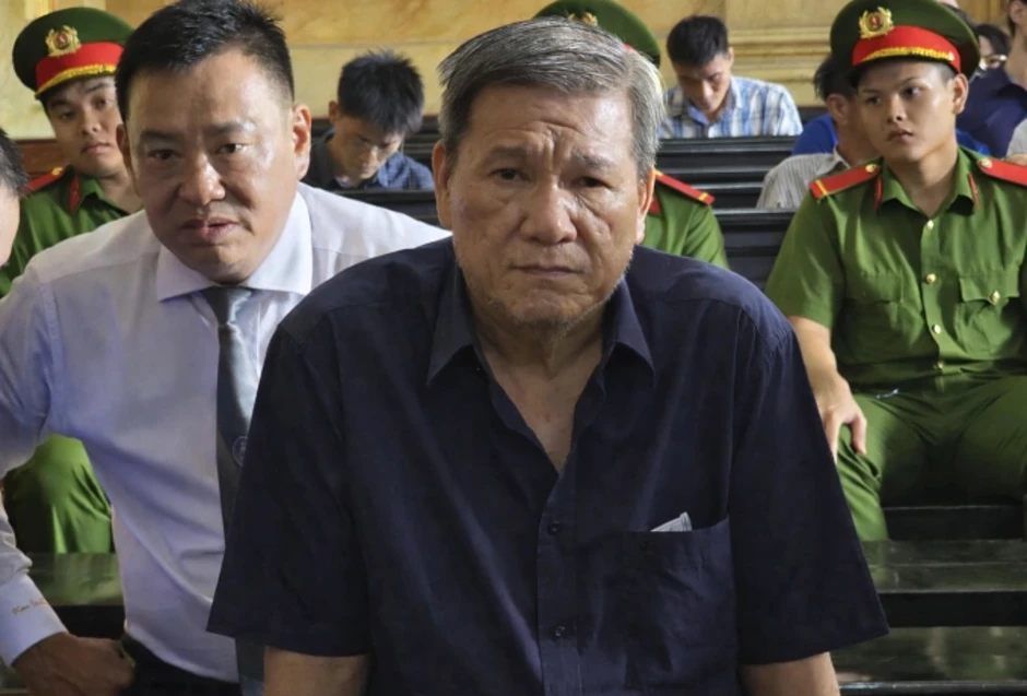 'Trùm bất động sản' ra tòa về cáo buộc nâng khống tài sản vay hàng trăm tỷ đồng 'Trùm bất động sản' ra tòa về cáo buộc nâng khống tài sản vay hàng trăm tỷ đồng