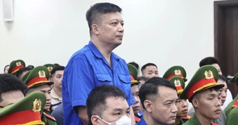 Trung gian khai đã đưa quà 140.000 USD, cựu Phó phòng hình sự nói không cầm