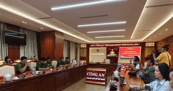 Trung tướng Mai Hoàng chủ trì họp báo cung cấp thông tin vụ nổ súng làm 2 người thương vong