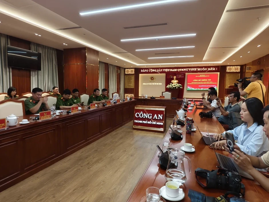 Trung tướng Mai Hoàng chủ trì họp báo cung cấp thông tin vụ nổ súng làm 2 người thương vong Trung tướng Mai Hoàng chủ trì họp báo cung cấp thông tin vụ nổ súng làm 2 người thương vong