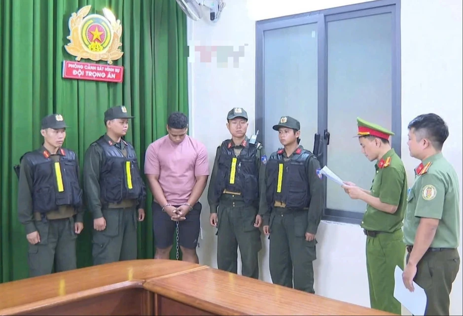 Trung tướng Mai Hoàng trực tiếp lấy lời khai 2 bị can nổ súng ở Bến Thành