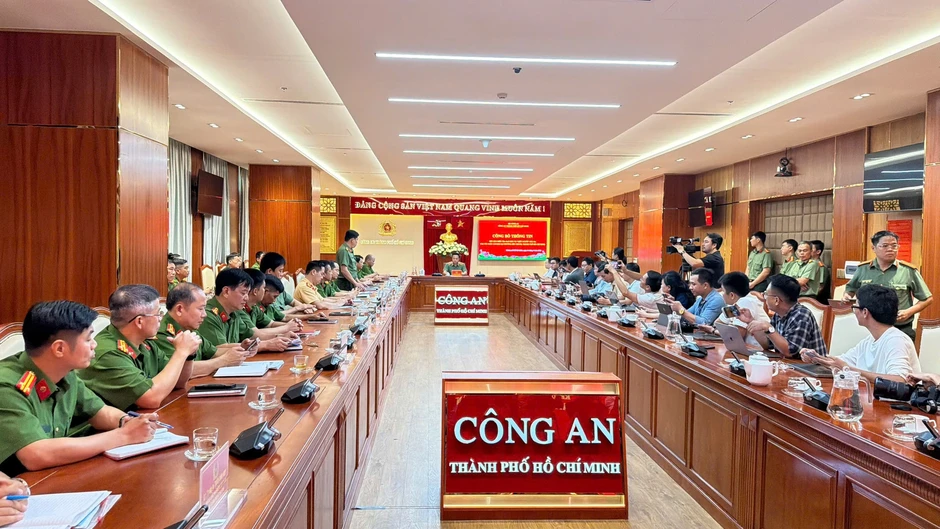 Trung tướng Mai Hoàng trực tiếp lấy lời khai 2 bị can nổ súng ở Bến Thành