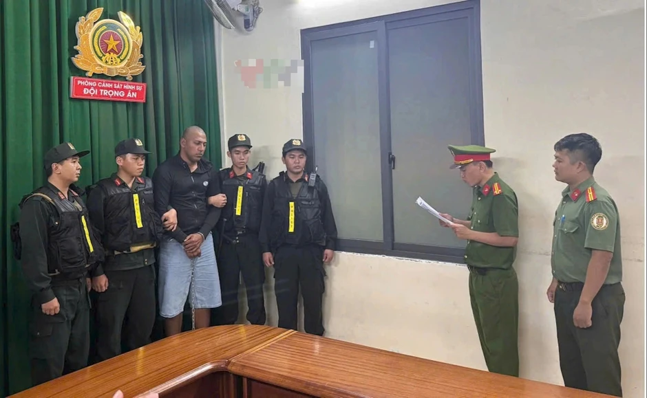 Trung tướng Mai Hoàng trực tiếp lấy lời khai 2 bị can nổ súng ở Bến Thành