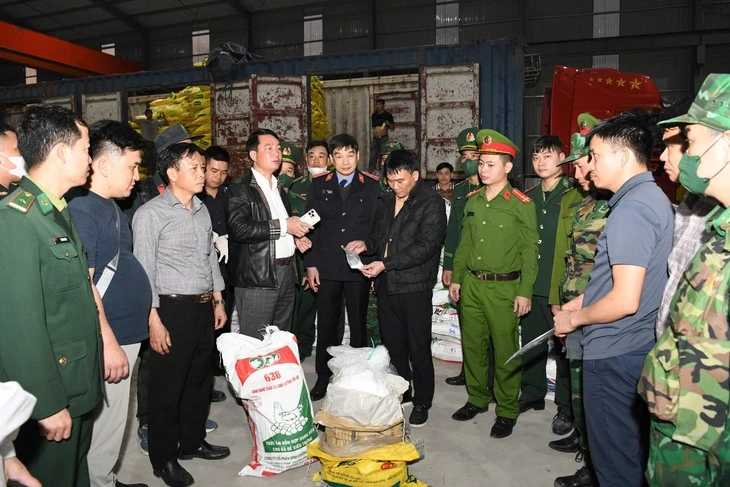 Trưởng khoa dược Bệnh viện Y học cổ truyền trung ương bị bắt vì buôn lậu hơn 50 tấn caffeine Trưởng khoa dược Bệnh viện Y học cổ truyền trung ương bị bắt vì buôn lậu hơn 50 tấn caffeine