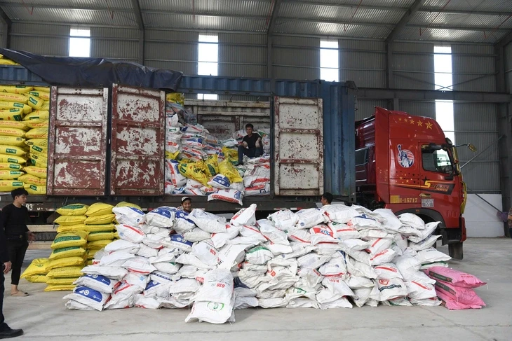 Trưởng khoa dược Bệnh viện Y học cổ truyền trung ương bị bắt vì buôn lậu hơn 50 tấn caffeine Trưởng khoa dược Bệnh viện Y học cổ truyền trung ương bị bắt vì buôn lậu hơn 50 tấn caffeine