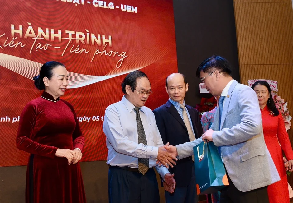 Trường Kinh tế, Luật và Quản lý Nhà nước UEH kỷ niệm 25 năm thành lập Khoa Luật Trường Kinh tế, Luật và Quản lý Nhà nước UEH kỷ niệm 25 năm thành lập Khoa Luật