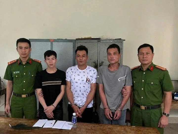 Truy bắt kẻ cướp thuốc lá, phát hiện nhóm sử dụng ma túy ở Nghệ An Truy bắt kẻ cướp thuốc lá, phát hiện nhóm sử dụng ma túy ở Nghệ An