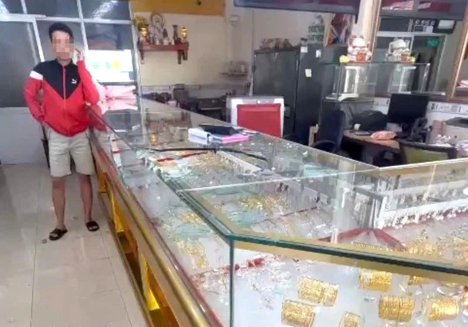 Truy bắt nhóm dùng búa cướp tiệm vàng ở TPHCM Truy bắt nhóm dùng búa cướp tiệm vàng ở TPHCM