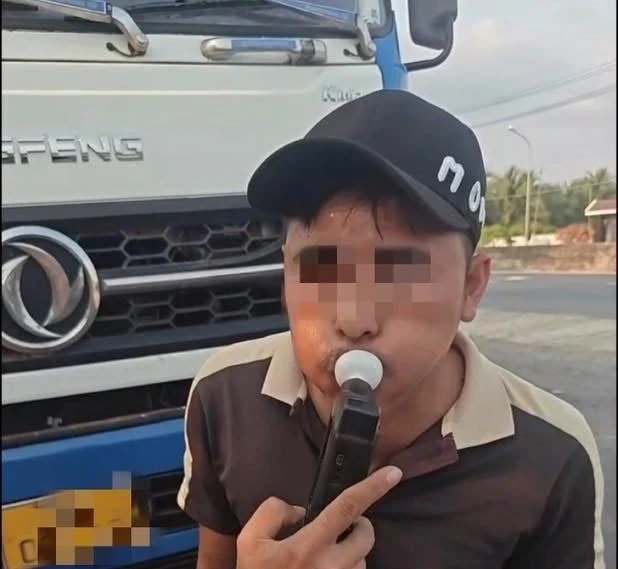 Truy bắt tài xế bất chấp hiệu lệnh CSGT, chạy xe lạng lách trên quốc lộ Truy bắt tài xế bất chấp hiệu lệnh CSGT, chạy xe lạng lách trên quốc lộ