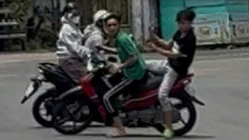 Truy đuổi, ném nón bảo hiểm tấn công đôi nam nữ trên đường Truy đuổi, ném nón bảo hiểm tấn công đôi nam nữ trên đường