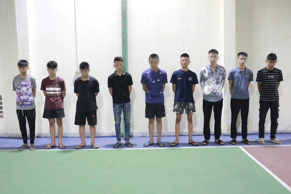Truy đuổi nhầm người trên phố khi mang hung khí đi tìm đối thủ Truy đuổi nhầm người trên phố khi mang hung khí đi tìm đối thủ