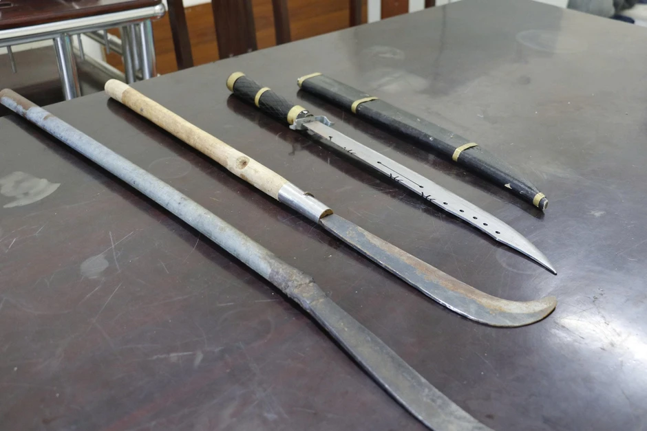 Truy đuổi nhầm người trên phố khi mang hung khí đi tìm đối thủ Truy đuổi nhầm người trên phố khi mang hung khí đi tìm đối thủ