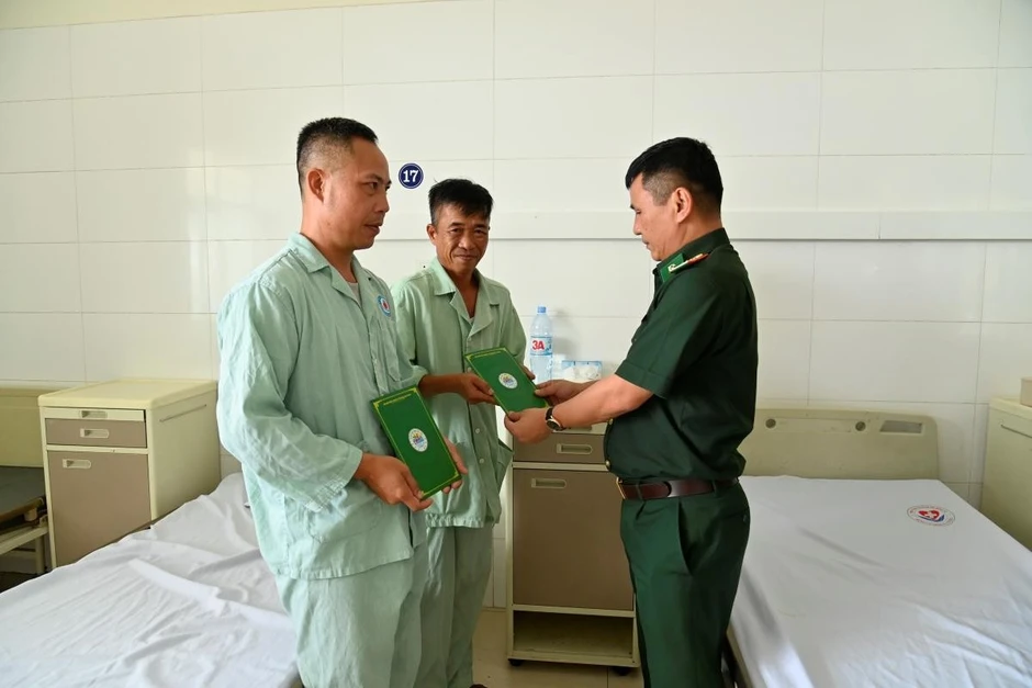 Truy đuổi xuồng không biển số, nhiều chiến sĩ biên phòng Quảng Ninh bị thương Truy đuổi xuồng không biển số, nhiều chiến sĩ biên phòng Quảng Ninh bị thương
