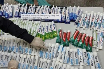 Truy nã kẻ giấu ma túy trong kem đánh răng, thuê tiếp viên xách tay về nước Truy nã kẻ giấu ma túy trong kem đánh răng, thuê tiếp viên xách tay về nước