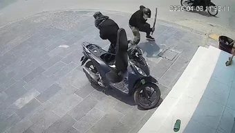 Truy tìm hai người bịt mặt dùng gậy tấn công phụ nữ giữa phố