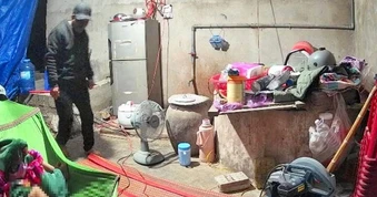 Truy tìm kẻ bịt mặt xông vào nhà dân cướp giật vàng trên người bà lão
