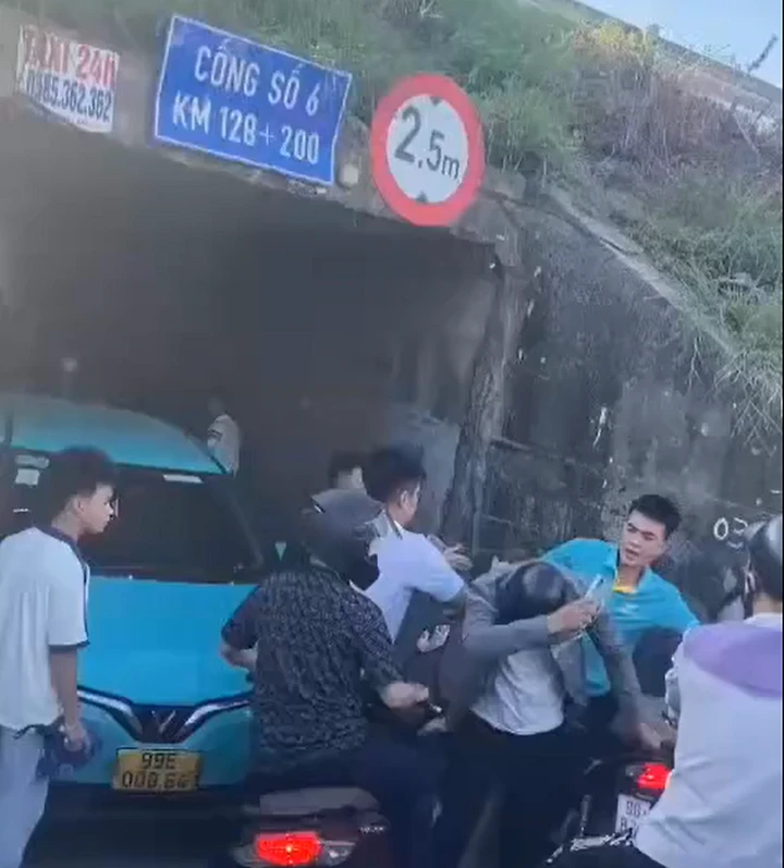 Truy tìm nam thanh niên đi xe máy liên quan vụ ẩu đả dưới hầm chui ở Bắc Ninh Truy tìm nam thanh niên đi xe máy liên quan vụ ẩu đả dưới hầm chui ở Bắc Ninh