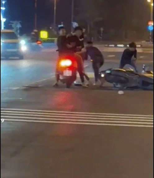 Truy tìm nhóm thanh thiếu niên rượt chém nhau gây náo loạn khu đô thị Truy tìm nhóm thanh thiếu niên rượt chém nhau gây náo loạn khu đô thị