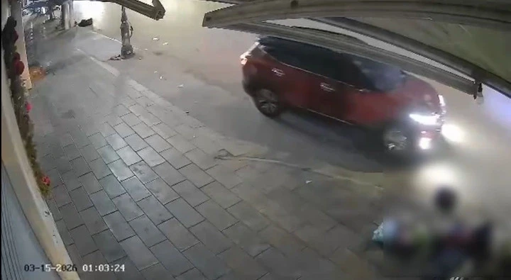 Truy tìm ô tô lao lên vỉa hè, tông gãy chân người phụ nữ rồi bỏ chạy Truy tìm ô tô lao lên vỉa hè, tông gãy chân người phụ nữ rồi bỏ chạy