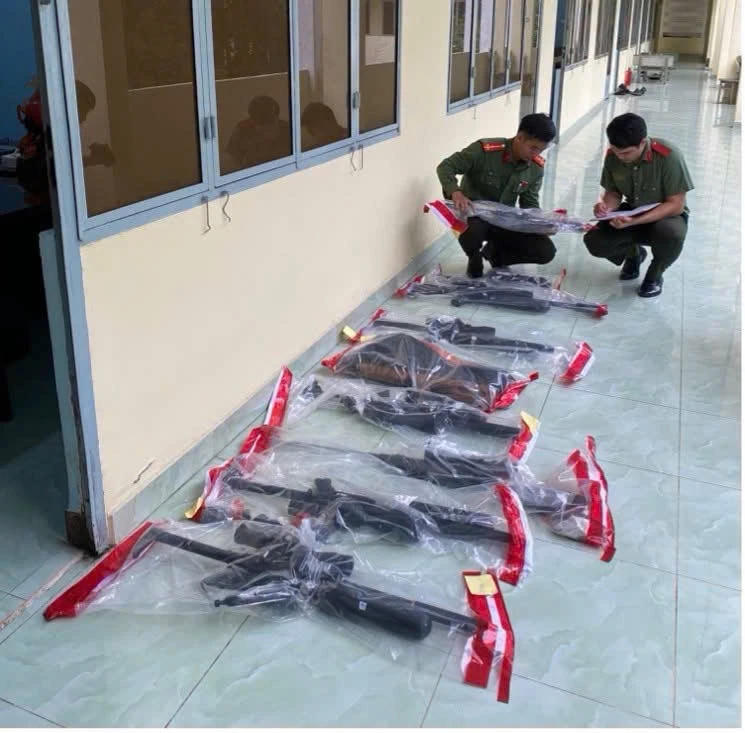 Truy tố 10 bị can về các tội liên quan vũ khí quân dụng Truy tố 10 bị can về các tội liên quan vũ khí quân dụng