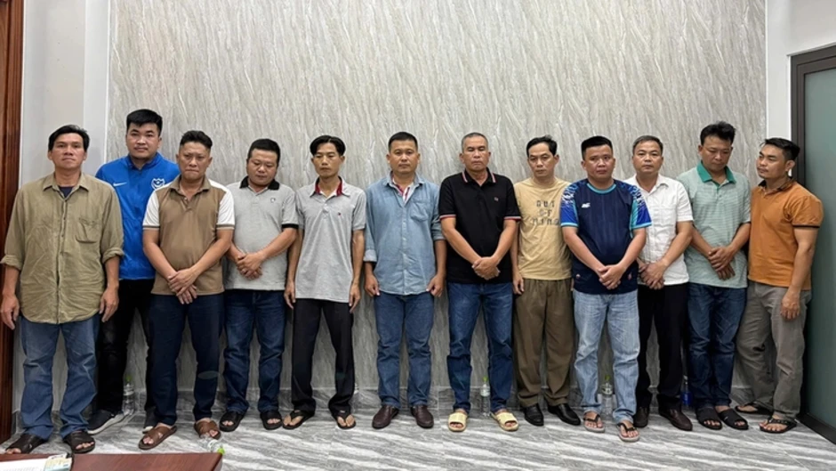 Truy tố 12 bảo vệ Khu công nghệ cao 'bán đường' cho xe tải vào giờ cấm Truy tố 12 bảo vệ Khu công nghệ cao 'bán đường' cho xe tải vào giờ cấm