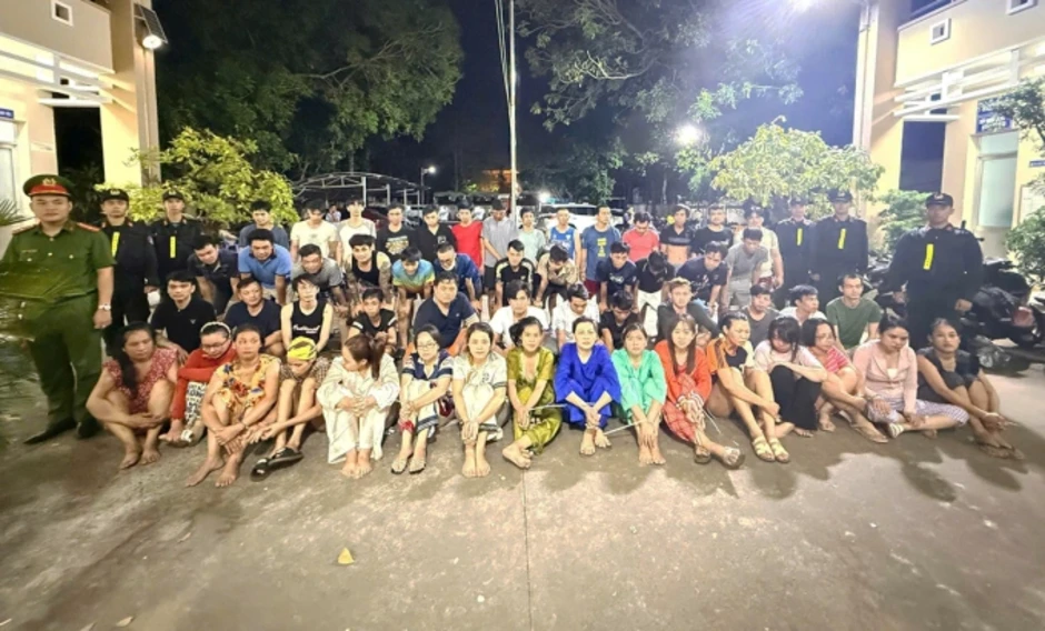 Truy vết từ 'dân chơi', cảnh sát bắt 150 người liên quan ma túy Truy vết từ 'dân chơi', cảnh sát bắt 150 người liên quan ma túy