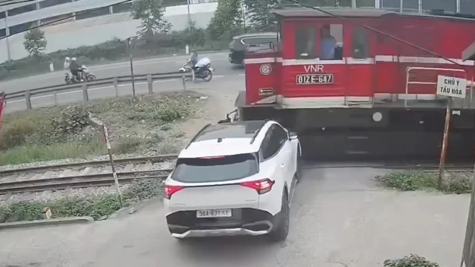 Từ 15-5, ô tô vượt rào chắn đường sắt bị phạt tới 20 triệu đồng Từ 15-5, ô tô vượt rào chắn đường sắt bị phạt tới 20 triệu đồng