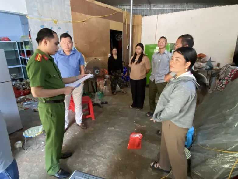 Tự hái cây rừng trộn bán thành “thuốc chữa bệnh”, hai người ở Điện Biên bị khởi tố Tự hái cây rừng trộn bán thành “thuốc chữa bệnh”, hai người ở Điện Biên bị khởi tố