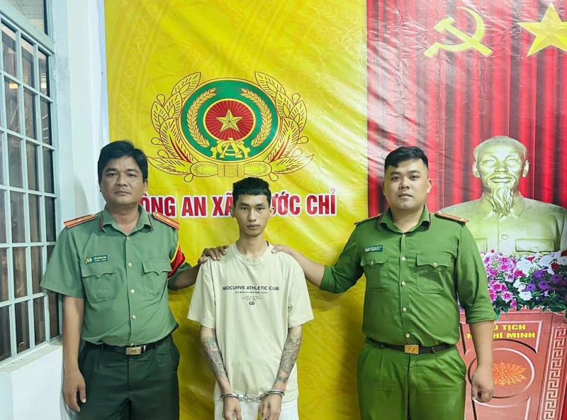 Từ Khánh Hòa đến Tây Ninh lẩn trốn, kẻ mang lệnh truy nã toàn quốc bị tóm Từ Khánh Hòa đến Tây Ninh lẩn trốn, kẻ mang lệnh truy nã toàn quốc bị tóm