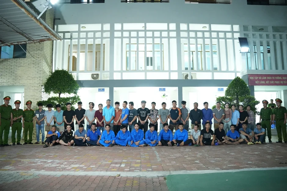 Từ một vụ tử vong, bóc gỡ đường dây vận chuyển hơn 2,4 tấn xyanua xuyên biên giới Từ một vụ tử vong, bóc gỡ đường dây vận chuyển hơn 2,4 tấn xyanua xuyên biên giới